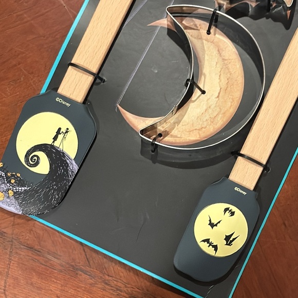 Nightmare before Christmas 4 piece Silicone spatula and cookie cutter set -NWT - Picture 3 of 3
